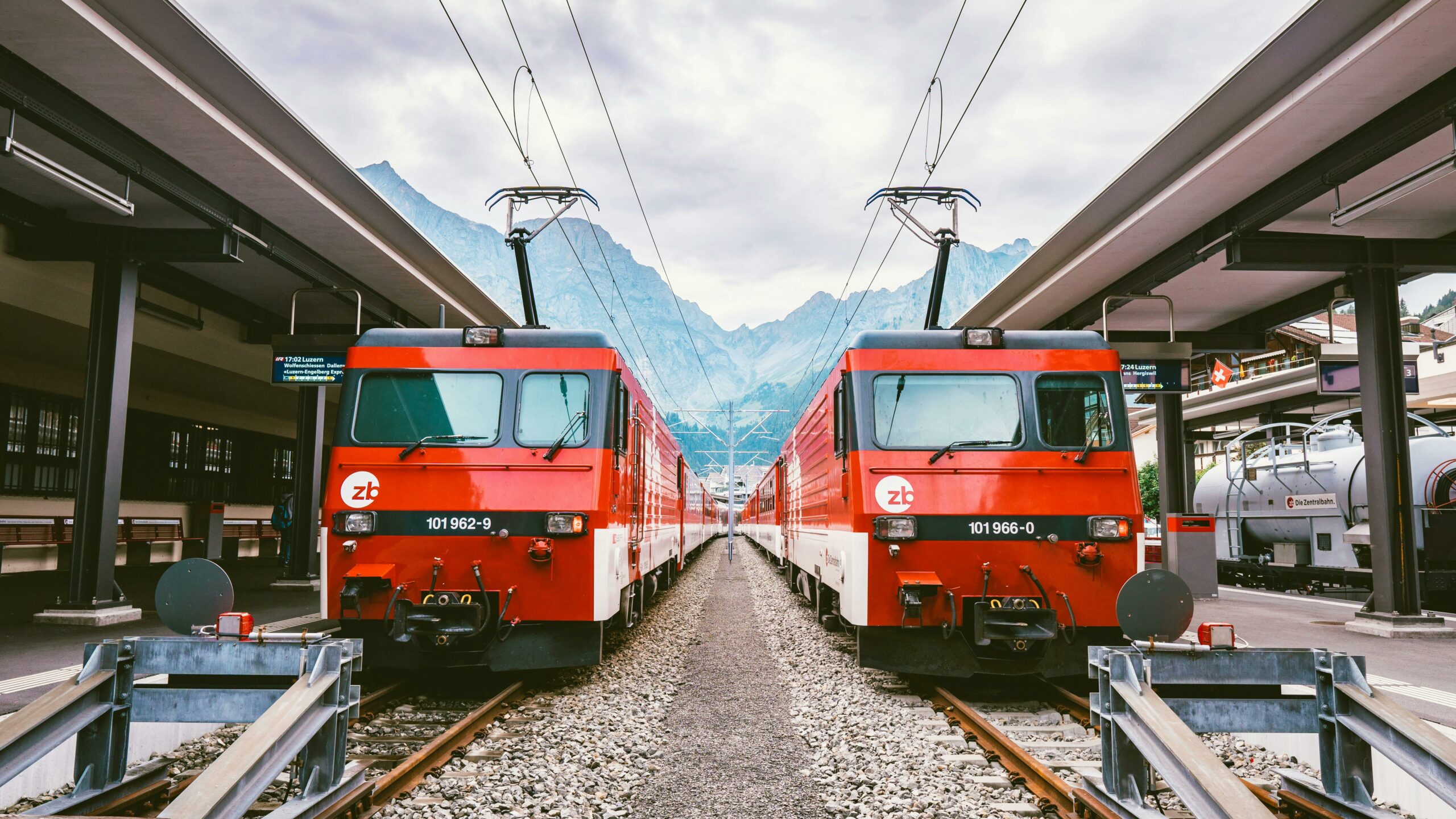 Imagen de dos trenes parados en una estación