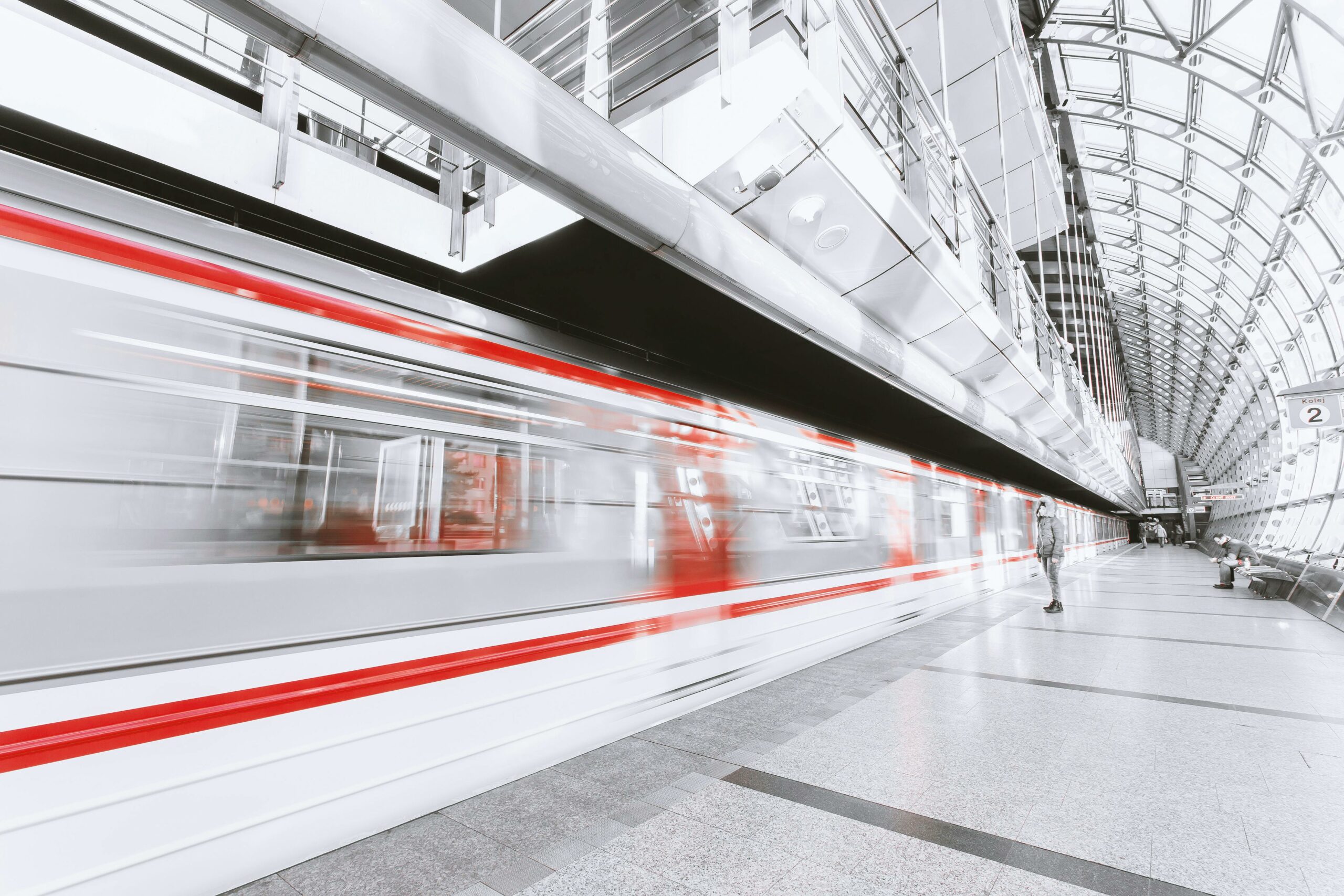 imagen de un tren en movimiento en una estación