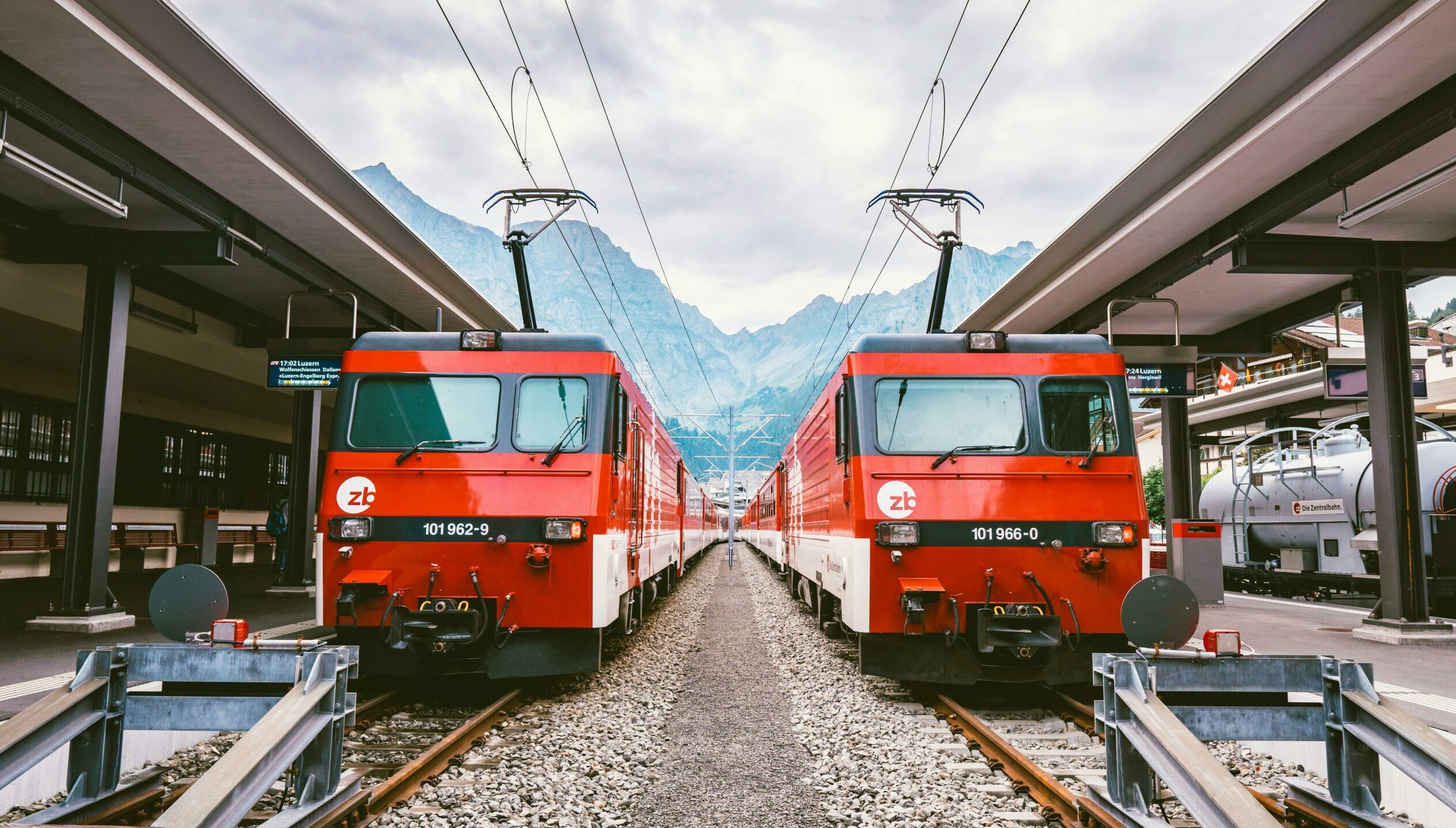 Imagen de dos trenes parados en una estación