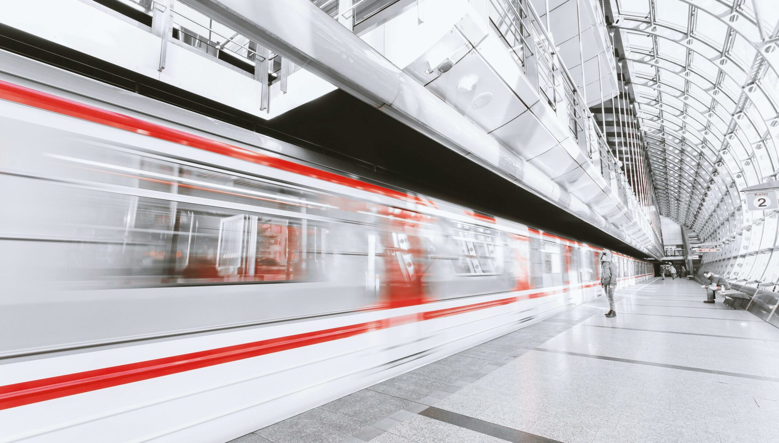 imagen de un tren en movimiento en una estación